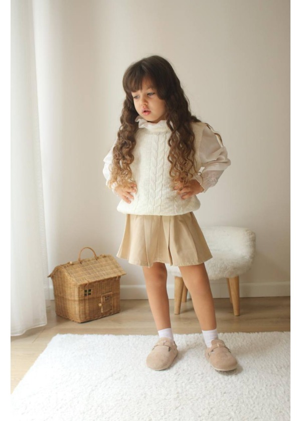 TRİKO BEYAZ GÖMLEK BEJ ETEK KIZ ÇOCUK TAKIM