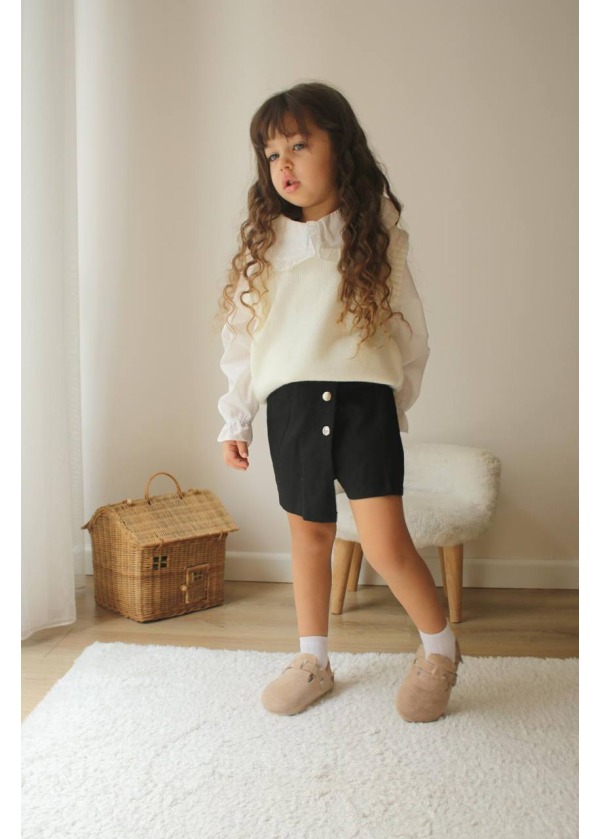 TRİKO SÜVETERLİ BEYAZ YAKALI GÖMLEK SİYAH ETEK ŞORTLU TAKIM